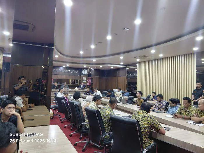 Ditreskrimsus PMJ Koordinasikan Pengendalian Harga Bapokting dan Legalitas Pedagang, Rapat Koordinasi Daerah Satgas Saber Pelanggaran Harga, Keamanan dan Mutu Pangan, Kamis (26/2/2026) di Rupatama Lt.2 Gedung Promoter Polda Metro Jaya.