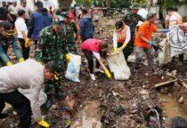 Jaga Jakarta Bersih, Wali Kota Iin Pimpin Kerja Bakti Serentak bersama Forkopimko dan warga kerja bakti Jaga Jakarta Bersih di RW 02 Rawa Buaya