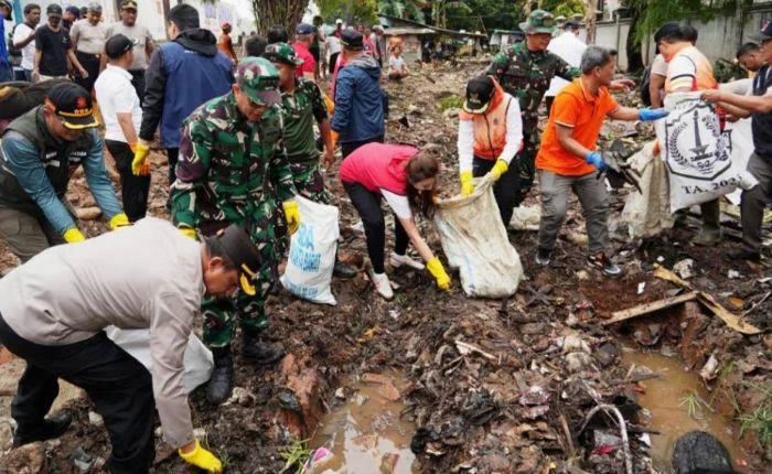 Jaga Jakarta Bersih, Wali Kota Iin Pimpin Kerja Bakti Serentak bersama Forkopimko dan warga kerja bakti Jaga Jakarta Bersih di RW 02 Rawa Buaya