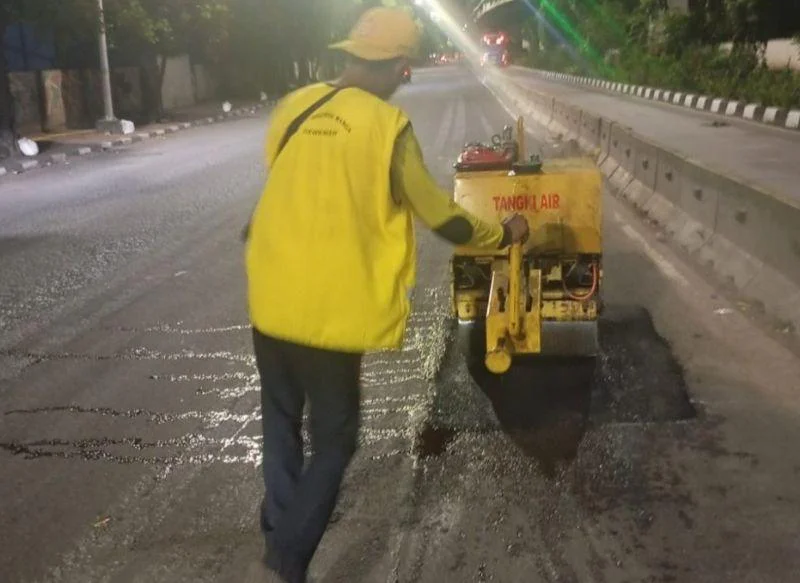Dinas Bina Marga DKI Jakarta Pantau Pengawasan Fasum kawasan Jalan Daan Mogot hingga perbatasan wilayah Kota Tangerang, Banten. 