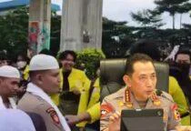 Viral Video Ketegangan Mahasiswa vs Polisi di Mabes, Aksi Tuai Kontroversi, Kapolri, Listyo Sigit Prabowo, memberikan apresiasi terhadap sikap anggota yang dinilai tetap tenang dan tidak terpancing emosi saat menghadapi situasi tersebut.