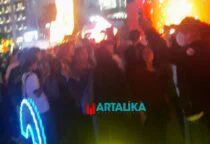 Bundaran HI Jadi Lautan Manusia di Festival Imlek 2026 Jakarta, sabtu malam(14/2/2026). Lampion dan ornamen Imlek juga menghiasi jalanan di area tersebut.
