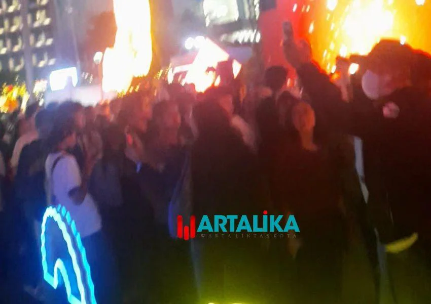 Bundaran HI Jadi Lautan Manusia di Festival Imlek 2026 Jakarta, sabtu malam(14/2/2026). Lampion dan ornamen Imlek juga menghiasi jalanan di area tersebut.