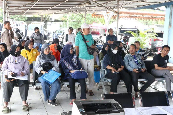 Mudik Gratis, 131 Orang Telah Daftar Klaster 1 peserta mudik gratis melakukan verifikasi data mudik gratis di Sudinhub Jakarta Barat, yang telah dibuka secara daring sejak 22 februari 2026 melalu laman resmi mudikgratis.jakarta.golid,"