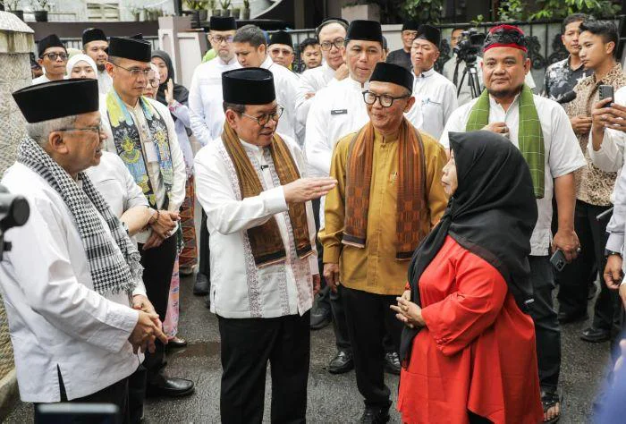 Gubernur DKI Jakarta Pramono Anung Hadiri Acara Ngaduk Dodol,di Dodol Nyak Mai, Jalan Moch Kahfi II, Kelurahan Srengseng Sawah, Kecamatan Jagakarsa, Jakarta Selatan, Jumat (6/3/2026).