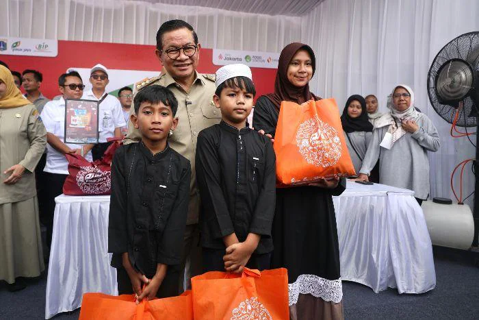 Gubernur DKI Jakarta Pramono Anung Tinjau Bazar Prime Ramadan 2026, Sembako Murah untuk Warga di halaman Balai Kota Jakarta, pada Senin (9/3). Kegiatan yang berlangsung dua hari, 9–10 Maret 2026