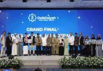Serahkan Piala Kompetisi Dai,Wagub DKI Jakarta Rano Karno serahkan piala kepada para pemenang Kompetisi Dai dan Daiyah Masa Depan Piala Gubernur DKI Jakarta, Selasa(10/3/2026).