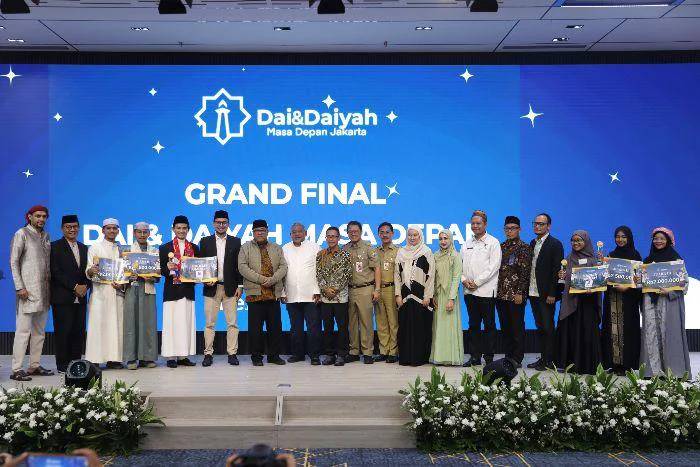 Serahkan Piala Kompetisi Dai,Wagub DKI Jakarta Rano Karno serahkan piala kepada para pemenang Kompetisi Dai dan Daiyah Masa Depan Piala Gubernur DKI Jakarta, Selasa(10/3/2026).