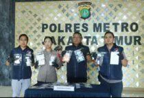 Polres Metro Jakarta Timur Ungkap Peredaran Psikotropika Berkedok Toko Kosmetik, petugas menemukan berbagai jenis obat keras daftsr G dan psikotropika dalam jumlah cukup banyak.