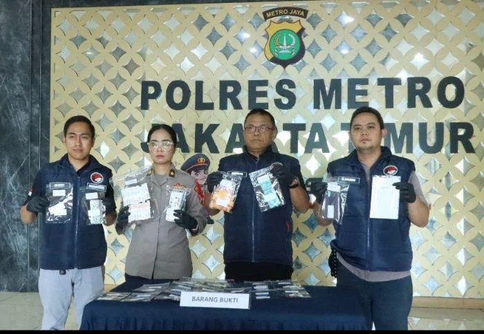 Polres Metro Jakarta Timur Ungkap Peredaran Psikotropika Berkedok Toko Kosmetik, petugas menemukan berbagai jenis obat keras daftsr G dan psikotropika dalam jumlah cukup banyak.