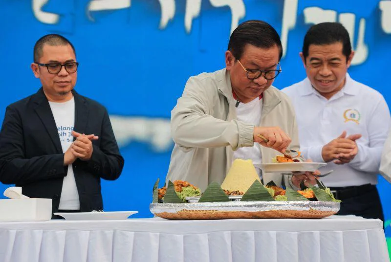 Gubernur DKI Hadiri HUT ke 12 TransJakarta, Pramono Beberkan Data Rp73,8 Triliun, “Melangkah Lebih Jauh, 12 Tahun Menghubungkan Kehidupan Jakarta”, di Halte Transjakarta Tosari, Menteng, Jakarta Pusat, pada Jumat (27/3/2026).