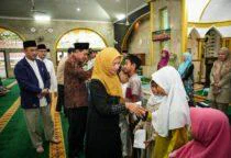 Safari Ramadan di Masjid Al Isra, Wali Kota Jakbar Iin Mutmainnah,Tekankan Sinergi dan Peran Tokoh Agama, di Jl. Tanjung Duren Raya, Kelurahan Tanjung Duren Utara, Kecamatan Grogol Petamburan, Senin (2/3/2026).