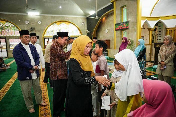 Safari Ramadan di Masjid Al Isra, Wali Kota Jakbar Iin Mutmainnah,Tekankan Sinergi dan Peran Tokoh Agama, di Jl. Tanjung Duren Raya, Kelurahan Tanjung Duren Utara, Kecamatan Grogol Petamburan, Senin (2/3/2026).