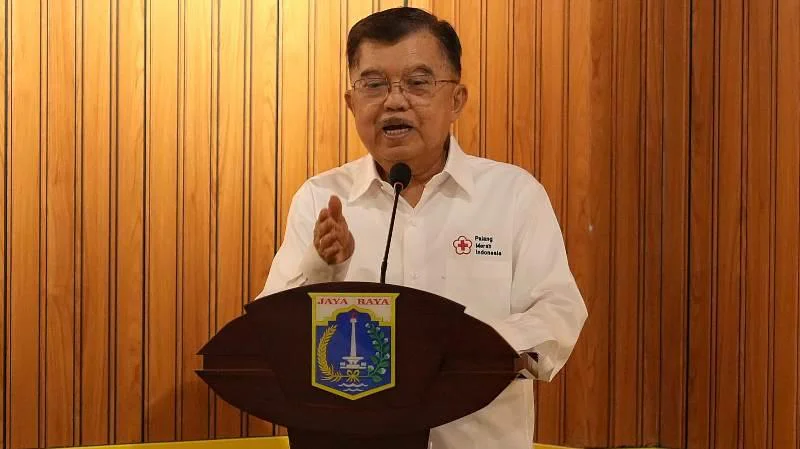Stok Darah Menipis Selama Ramadan, Ketua Umum Palang Merah Indonesia (PMI), Jusuf Kalla, saat menghadiri kegiatan donor darah Ramadan dan buka puasa bersama di Kantor Wali Kota Jakarta Barat.