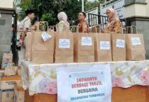 Camat Tamansari Simson Hutagalung turun langsung ke jalan untuk membagikan 150  paket takjil kepada pengendara di Kelurahan Pinangsia, Senin (2/3/2026).