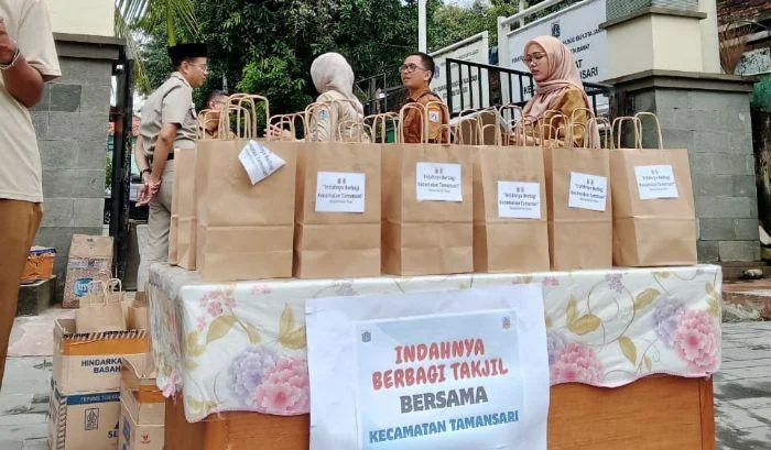 Camat Tamansari Simson Hutagalung turun langsung ke jalan untuk membagikan 150  paket takjil kepada pengendara di Kelurahan Pinangsia, Senin (2/3/2026).