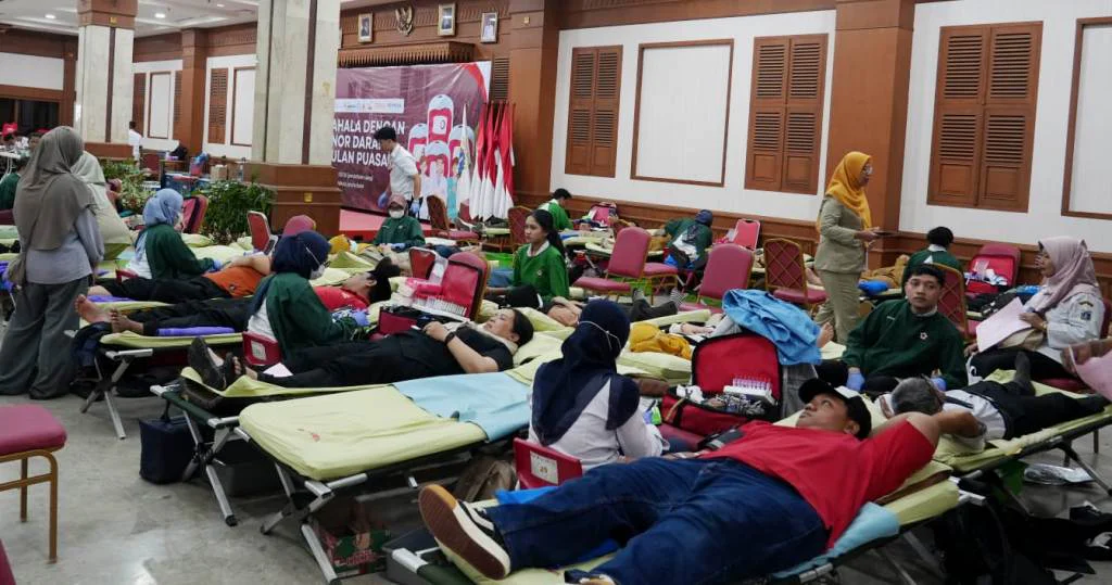 Amankan Stok Darah Selama Ramadan, PMI Jakarta Barat menggelar aksi donor darah maraton selama lima hari di Kantor Wali Kota Jakarta Barat, menyulap Ruang Ali Sadikin menjadi titik pusat kemanusiaan hingga malam hari.