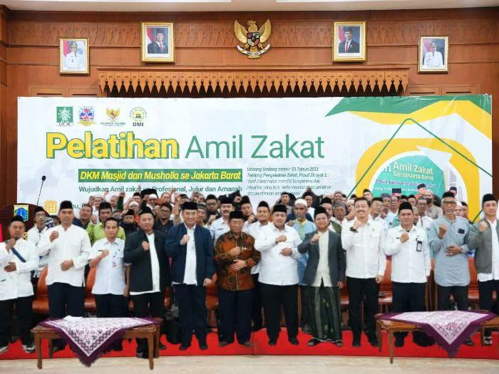 Tingkatkan Tata Kelola Zakat, 100 Pengurus DKM se-Jakarta Barat Ikuti Pelatihan Amil, ​Plt. Adkesra Setko Jakarta Barat, Holi Susanto hadiri dan secara resmi buka pelatihan Amil di Ruang Ali Sadikin, Kantor Wali Kota Jakarta Barat, Rabu (4/3/2026).