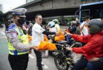 5000 Takjil Ludes Dibagikan, Sinergi Polisi dan Brotherhood Birkers Warnai Ramadhan di Tomang, paket makanan siap saji dibagikan kepada pengendara roda dua maupun roda empat.