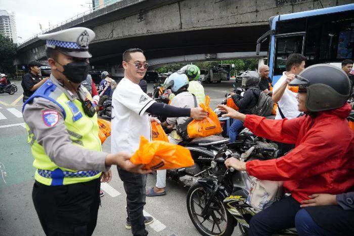 5000 Takjil Ludes Dibagikan, Sinergi Polisi dan Brotherhood Birkers Warnai Ramadhan di Tomang, paket makanan siap saji dibagikan kepada pengendara roda dua maupun roda empat.