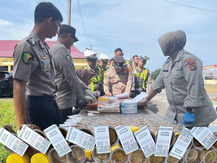 Pastikan Anggota "Clear", Kapolres Belitung, AKBP Sarwo Edi Wibowo, anggota untuk menjalani pemeriksaan urine mendadak yang digelar oleh jajaran internal Polres Belitung.
