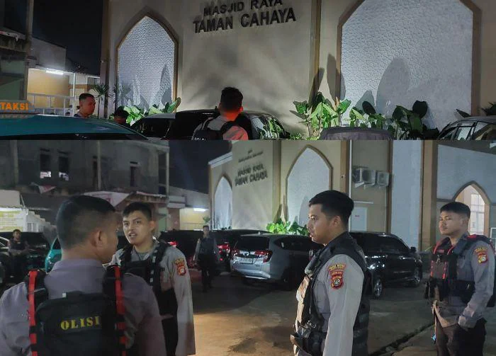 Hadir Beri Rasa Aman, Sat Samapta Polres Jakbar Laksanakan PAM Tarawih, di Masjid Raya Taman Cahaya, Jalan Kedoya Raya, Kebon Jeruk, Jakarta Barat.