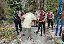 Dukung Program Pemerintah Jaga Kebersihan, Polres Belitung Pasang Tempat Sampah di Kawasan Wisata Pantai, dipimpin langsung oleh Kapolres Belitung AKBP Sarwo Edi Wibowo, Selasa (03/03/2026).
