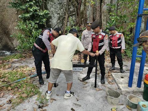 Dukung Program Pemerintah Jaga Kebersihan, Polres Belitung Pasang Tempat Sampah di Kawasan Wisata Pantai, dipimpin langsung oleh Kapolres Belitung AKBP Sarwo Edi Wibowo, Selasa (03/03/2026).