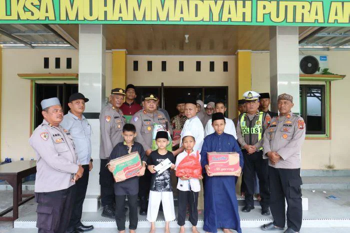 Kapolres Belitung AKBP Sarwo Edi Wibowo, Serahkan Bansos ke Panti Asuhan Muhammadiyah Putra Anda di Bulan Ramadan 1447 H 