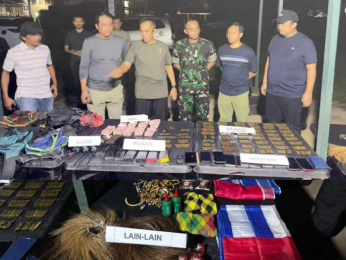 Tim Patroli Gabungan Koops TNI Papua Pukul Mundur TPNPB OPM di Nabire, Basis dan Logistik Kelompok Daniel Aibon Kogoya Berhasil Dikuasai, sejumlah barang bukti berupa ratusan butir amunisi berbagai kaliber.
