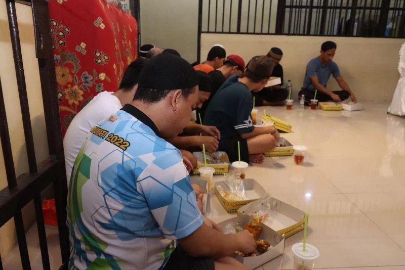 Momen Hangat di Balik Jeruji: Kapolres Belitung AKBP Sarwo Edi Wibowo buka puasa bersama para tahanan di Rumah Tahanan Polres Belitung, Kamis (05/03/2026)