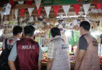 Satgas Saber Pangan Jakarta Barat dipimpin oleh Kanit Krimsus Polres Metro Jakarta Barat AKP Edi Budi Wibowo Cek Harga dan Mutu Bahan Pangan di Pasar Tomang Barat, Jakarta Barat, Jumat (6/3/2026).