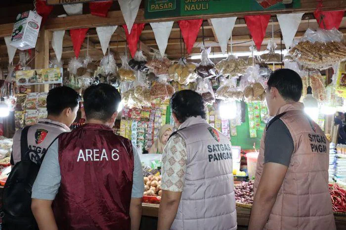 Satgas Saber Pangan Jakarta Barat dipimpin oleh Kanit Krimsus Polres Metro Jakarta Barat AKP Edi Budi Wibowo Cek Harga dan Mutu Bahan Pangan di Pasar Tomang Barat, Jakarta Barat, Jumat (6/3/2026).