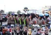 Kapolres Belitung AKBP Sarwo Edi Wibowo, Bersama Polwan Berbagi Takjil kepada Pengendara di Bundaran Satam, Jum'at (06/03/2026).