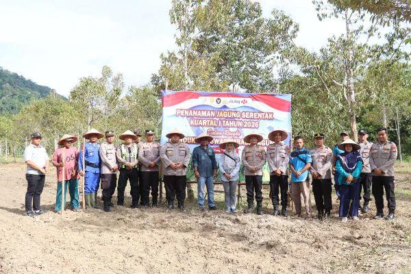 Wujudkan Ketahanan Pangan Nasional: Dukung Swasembada Pangan 2026, Polres Belitung gelar penanaman jagung serentak di Desa Bantan, Membalong. Kapolres AKBP Sarwo Edi Wibowo pimpin penanaman bibit Hibrida di lahan 2 hektar untuk perkuat ketahanan pangan nasional. Baca selengkapnya di sini!