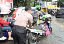 Aksi Humanis Polisi di Jakbar, Bantu Warga Melintas di Tengah Genangan Banjir, sejumlah personel Sat Samapta Polres Metro Jakarta Barat langsung turun ke lapangan untuk membantu masyarakat
