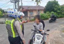 Satlantas Polres Belitung Laksanakan Dakgar Lantas Kasat Mata di Tanjungpandan, terhadap pengendara kendaraan bermotor di seputaran Kota Tanjungpandan, Kegiatan tersebut dipimpin oleh Aipda Hadi Kurniawan, Minggu (8/3/2026).