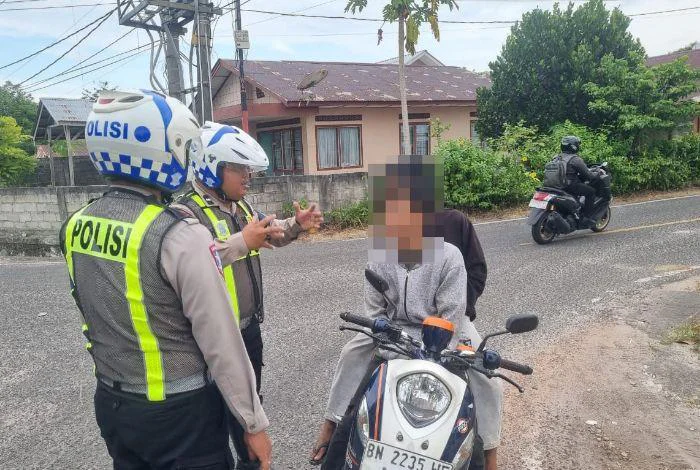 Satlantas Polres Belitung Laksanakan Dakgar Lantas Kasat Mata di Tanjungpandan, terhadap pengendara kendaraan bermotor di seputaran Kota Tanjungpandan, Kegiatan tersebut dipimpin oleh Aipda Hadi Kurniawan, Minggu (8/3/2026).