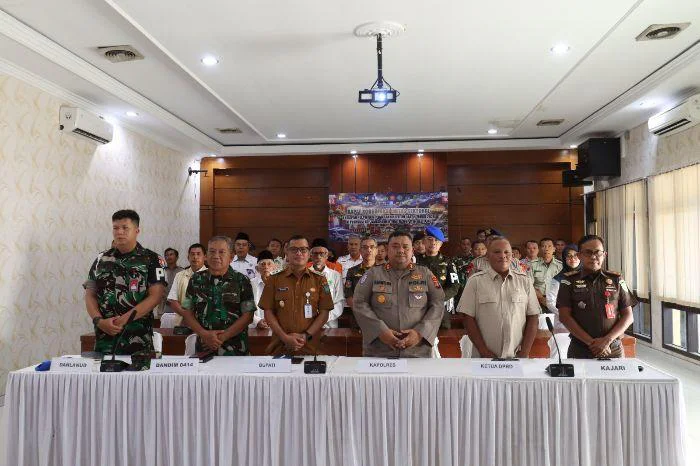 Kapolres Belitung AKBP Sarwo Wibowo Pimpin Rakor Lintas Sektoral Operasi Ketupat Menumbing 2026, yang dilaksanakan di Gedung Tribrata Polres Belitung, Senin (09/03/2026).