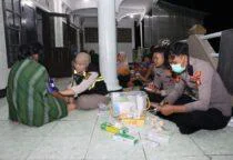 Polres Metro Jakbar melalui tim Dokkes menggelar kegiatan bakti kesehatan dan pelayanan kesehatan lapangan bagi warga di lokasi pengungsian Kelurahan Duri Kosambi, Kecamatan Cengkareng