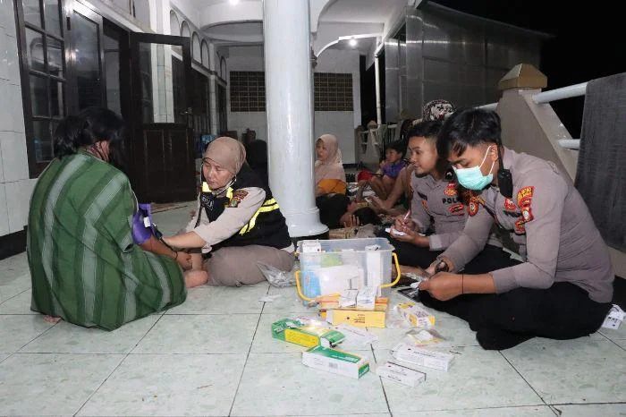 Polres Metro Jakbar melalui tim Dokkes menggelar kegiatan bakti kesehatan dan pelayanan kesehatan lapangan bagi warga di lokasi pengungsian Kelurahan Duri Kosambi, Kecamatan Cengkareng