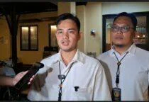 Lima Kali Beraksi, Kanit Reskrim Polsek Tambora Polres Metro Jakarta Barat Akp Sudrajat Djumantara didampingi Panit Reskrim Ipda Priyo Purnomo: Pelaku Pencurian Uang Kasir Mini Market Seorang wanita berinisial IPS (22) diamankan setelah tertangkap tangan melakukan pencurian uang dari laci kasir sebuah mini market di Jalan Soksi.