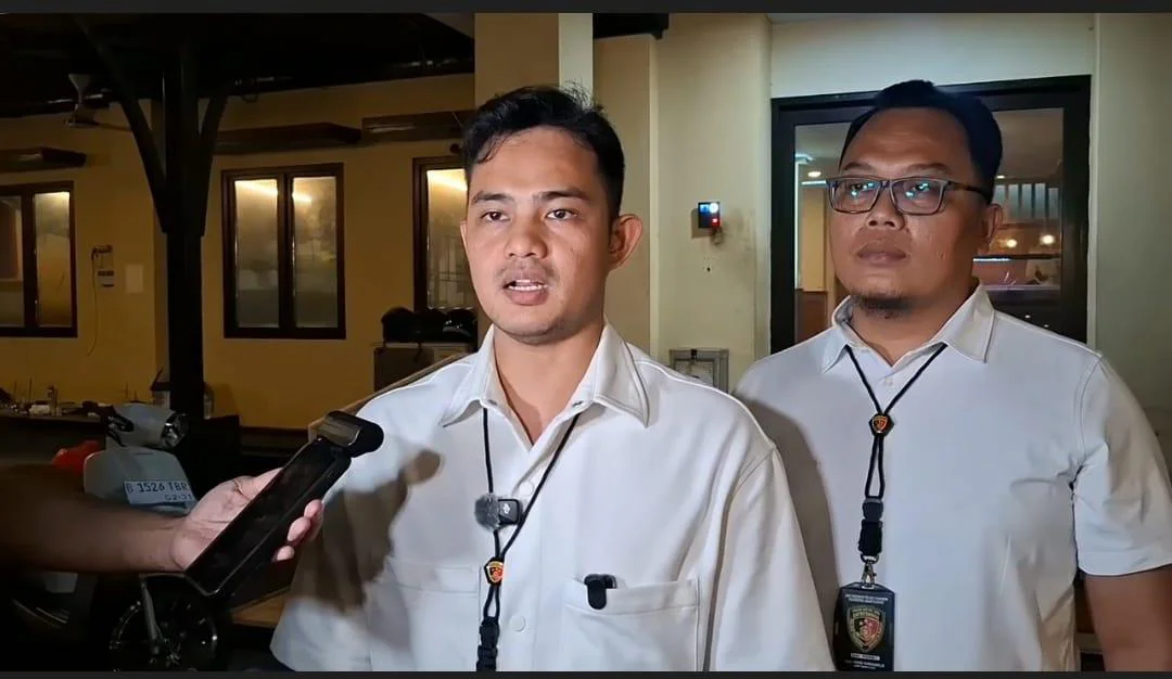 Lima Kali Beraksi, Kanit Reskrim Polsek Tambora Polres Metro Jakarta Barat Akp Sudrajat Djumantara didampingi Panit Reskrim Ipda Priyo Purnomo: Pelaku Pencurian Uang Kasir Mini Market Seorang wanita berinisial IPS (22) diamankan setelah tertangkap tangan melakukan pencurian uang dari laci kasir sebuah mini market di Jalan Soksi.