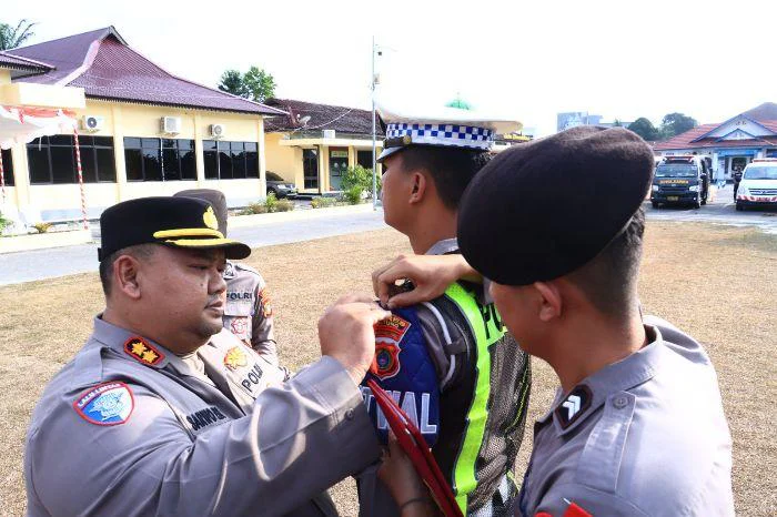 Kapolres Belitung AKBP Sarwo Edi Wibowo,  Pimpin Apel Gelar Pasukan Operasi Ketupat Menumbing 2026, Kamis (12/03/2026) pukul 15.50 WIB di halaman Mapolres Belitung.