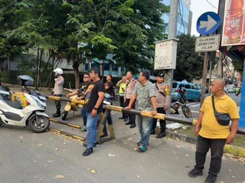Antisipasi Aksi Konvoi, Polisi Lakukan Pemantauan Kapolsek Metro Tamansari Polres Metro Jakarta Barat Kompol Bobby Mochammad Zulfikar, bersama jajaran turun langsung di Titik Strategis Tamansari Jakarta Barat