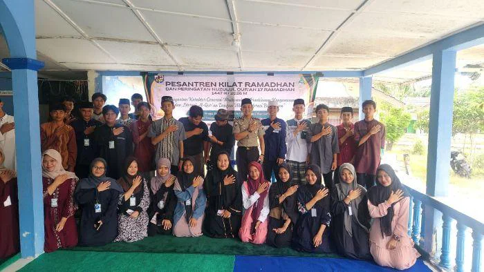 Personel Sat Binmas Polres Belitung Isi Materi Pesantren Kilat, diselenggarakan oleh KNPI Kabupaten Belitung, Sabtu (14/03/2026) di SKB Desa Perawas, Kecamatan Tanjungpandan, Kabupaten Belitung.