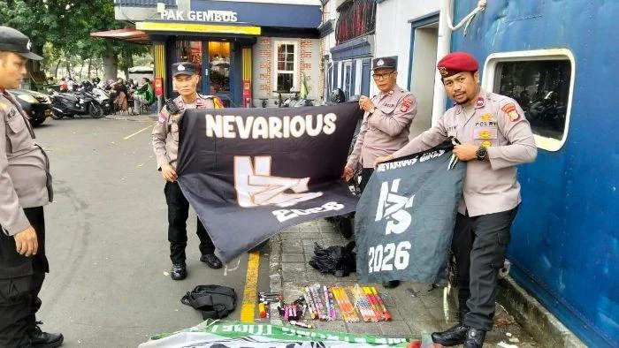 Polres Metro Jakbar melakukan kegiatan strong poin pada Sabtu (14/3/2026). Amankan Petasan dan Atribut dari Konvoi Remaja di Cengkareng dan Kebon Jeruk