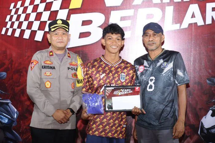 Satlantas Polres Belitung Bersama Honda Babel Gelar Balap Lari Malam Mendadak, Kegiatan berlangsung di Jalan Sekolah, tepatnya di depan SMP Negeri 1 Tanjungpandan, Kabupaten Belitung.