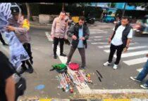 Resahkan Warga, Polsek Tamansari Amankan Puluhan Petasan hingga Samurai dari Konvoi Remaja, petugas berhasil menyita sedikitnya 30 buah kembang api, 15 batang bambu atau pipa panjang, dan 15 bendera kelompok yang dibawa oleh para peserta konvoi.