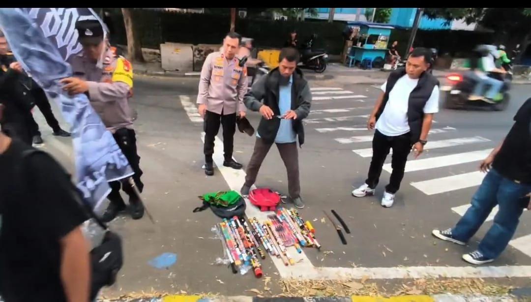 Resahkan Warga, Polsek Tamansari Amankan Puluhan Petasan hingga Samurai dari Konvoi Remaja, petugas berhasil menyita sedikitnya 30 buah kembang api, 15 batang bambu atau pipa panjang, dan 15 bendera kelompok yang dibawa oleh para peserta konvoi.